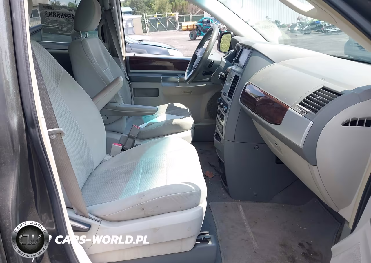 2010 Chrysler Town & Country Touring VIN:2A4RR5D15AR239915 - 5