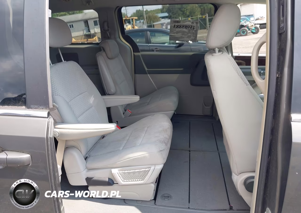 2010 Chrysler Town & Country Touring VIN:2A4RR5D15AR239915 - 8