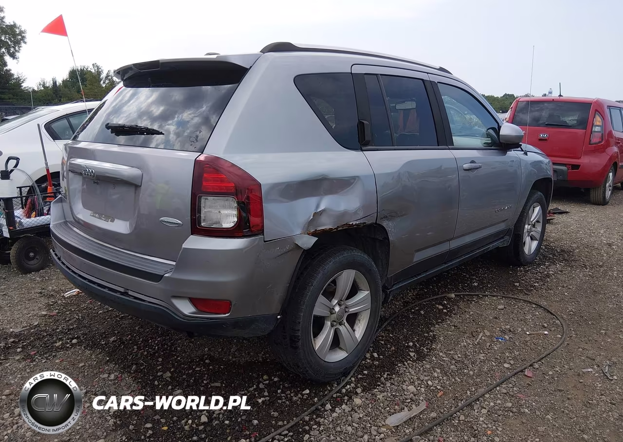 2015 Jeep Compass Latitude VIN:1C4NJDEB7FD143050 - 4