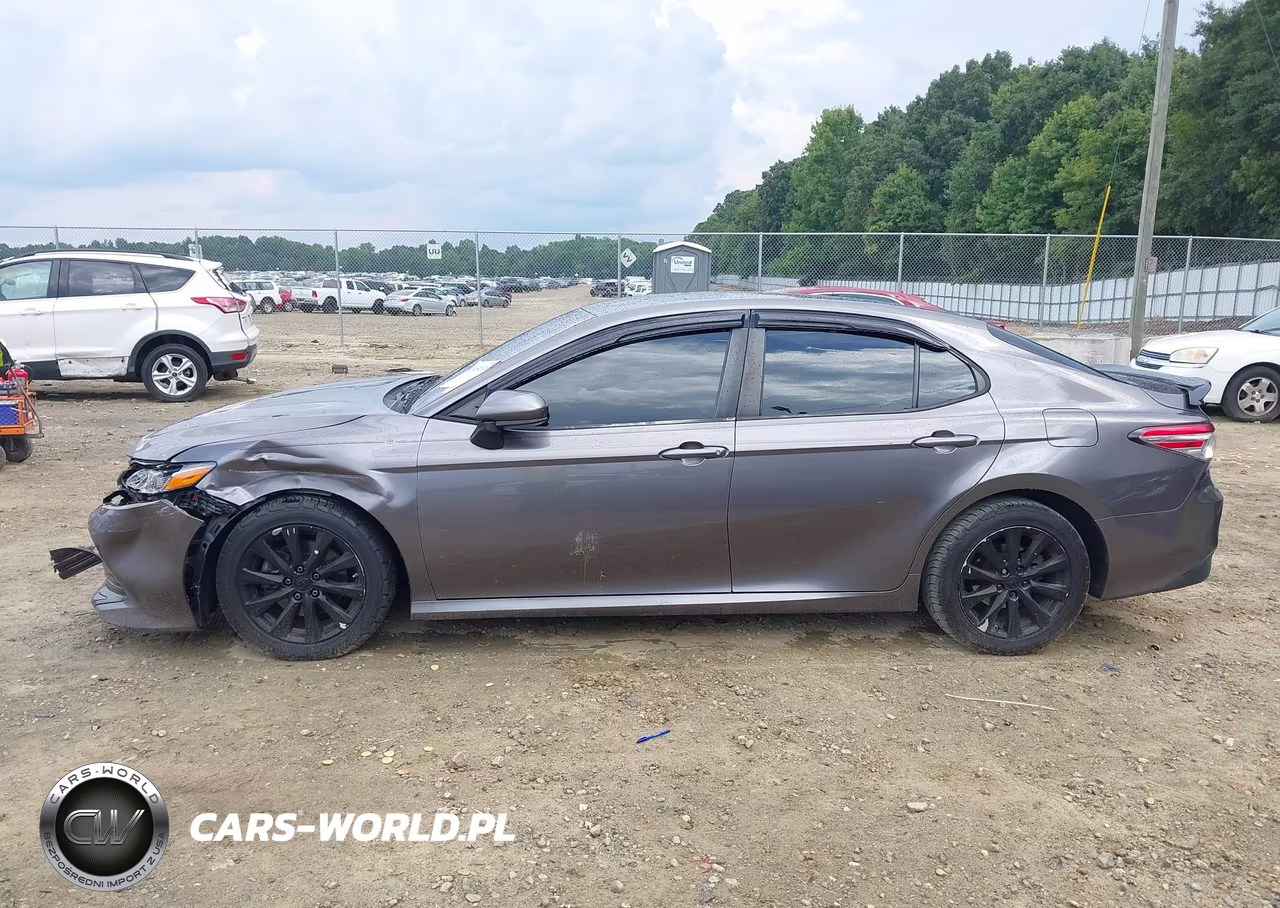 2018 Toyota Camry Le VIN:4T1B11HK6JU146085 - 14