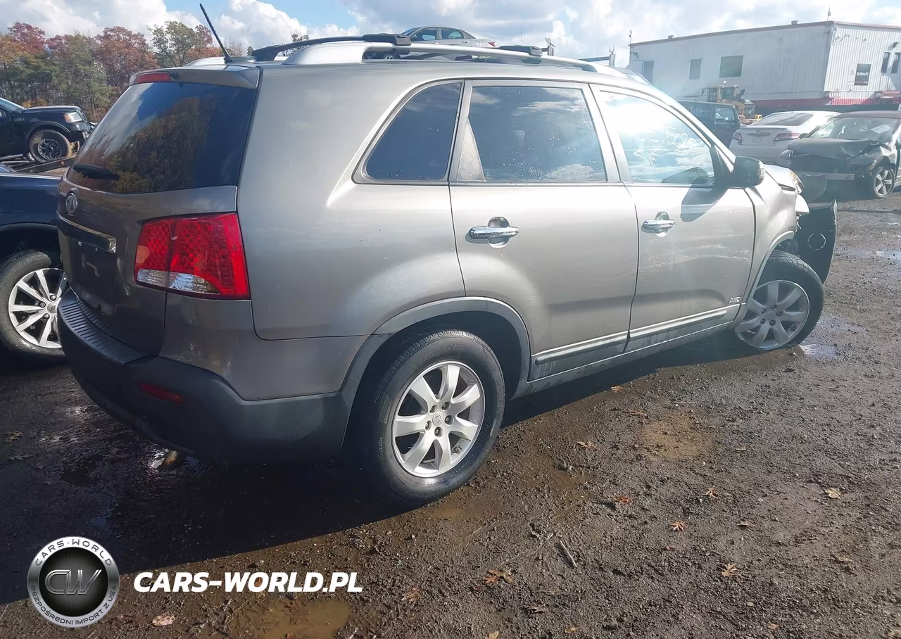 2011 Kia Sorento Lx VIN:5XYKTCA19BG173635 - 4