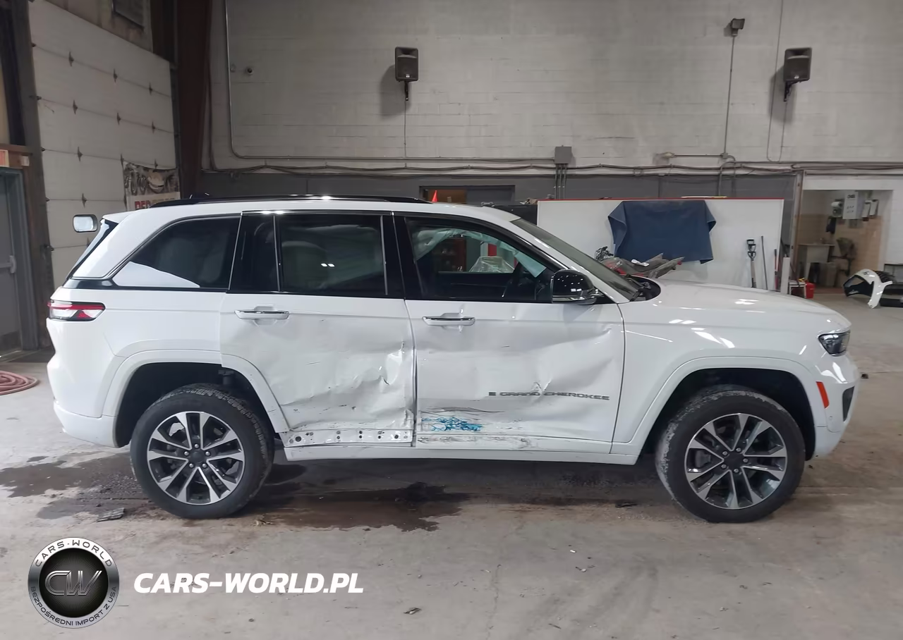 2023 Jeep Grand Cherokee 4Xe Overland VIN:1C4RJYD60P8802237 - 13
