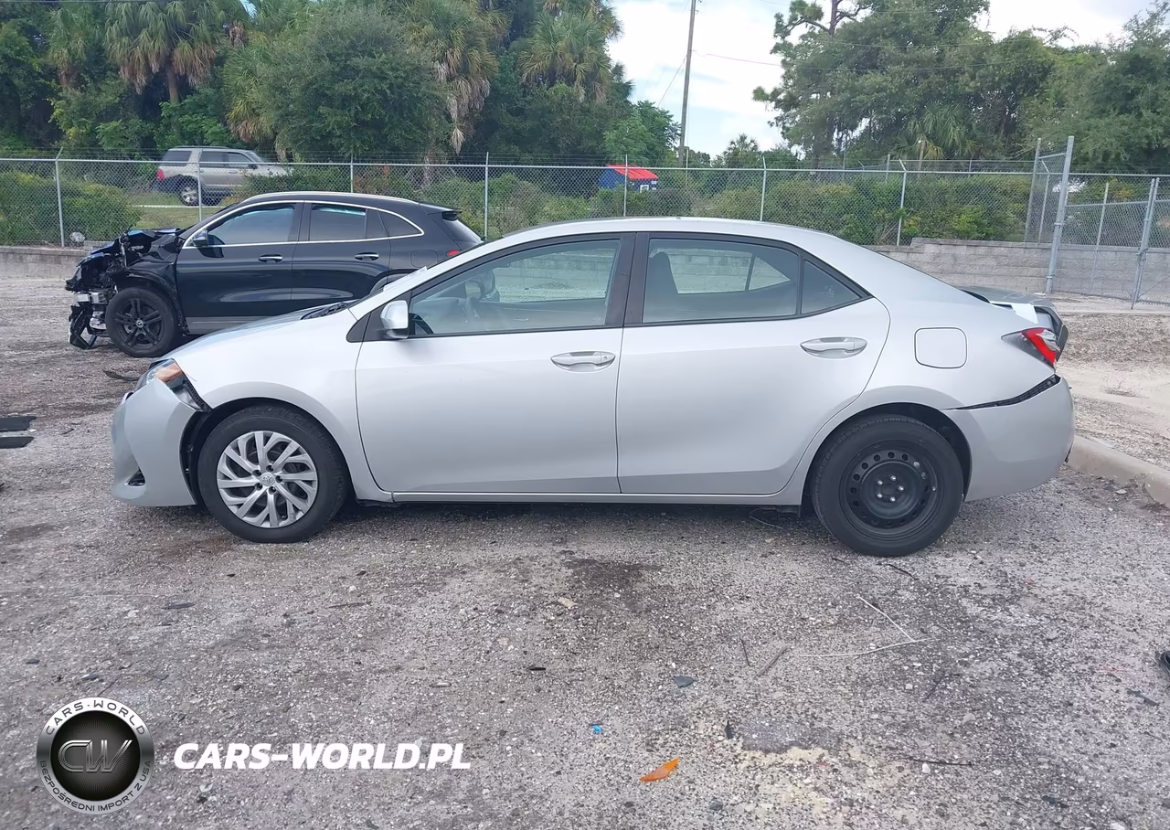 2017 Toyota Corolla Le VIN:5YFBURHE2HP582265 - 14