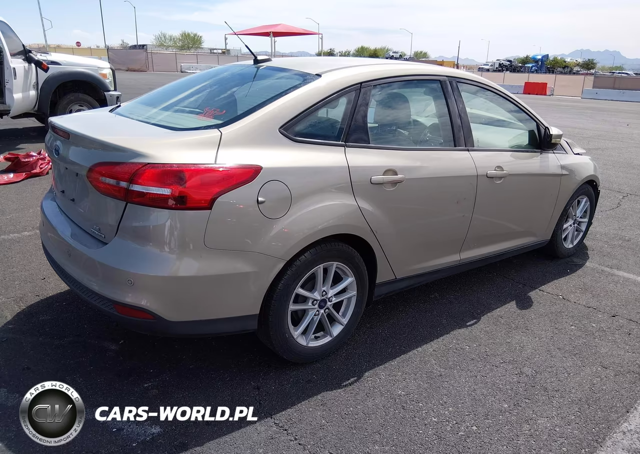 2015 Ford Focus Se VIN:1FADP3F29FL369489 - 4