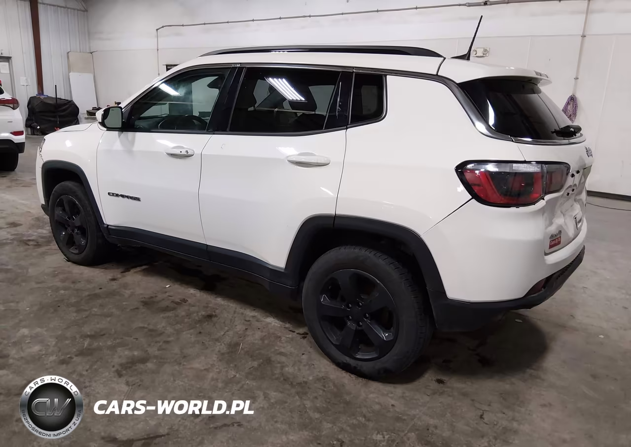 2019 Jeep Compass Latitude 4X4 VIN:3C4NJDBB1KT678867 - 3