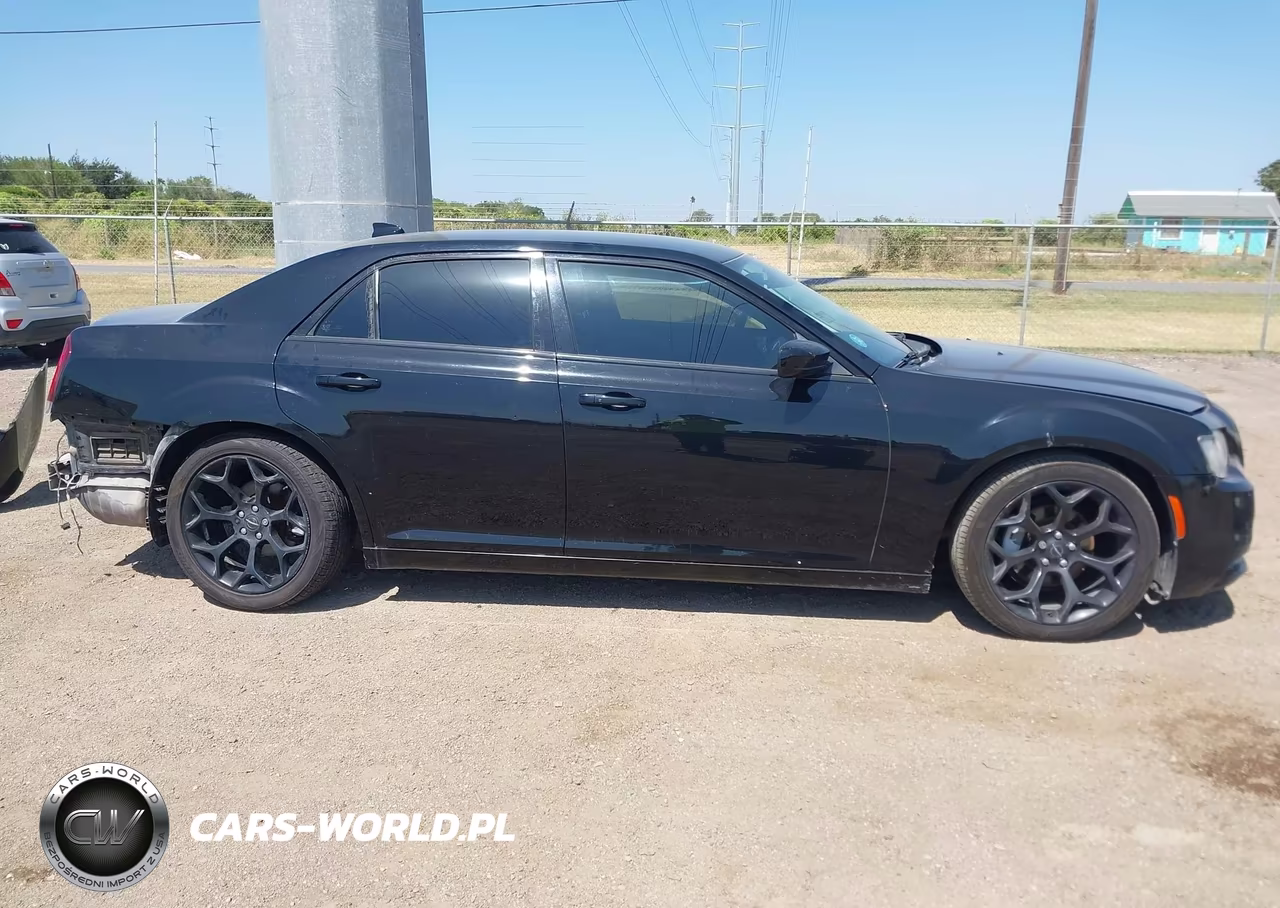 2019 Chrysler 300 Touring VIN:2C3CCAAG1KH671590 - 14