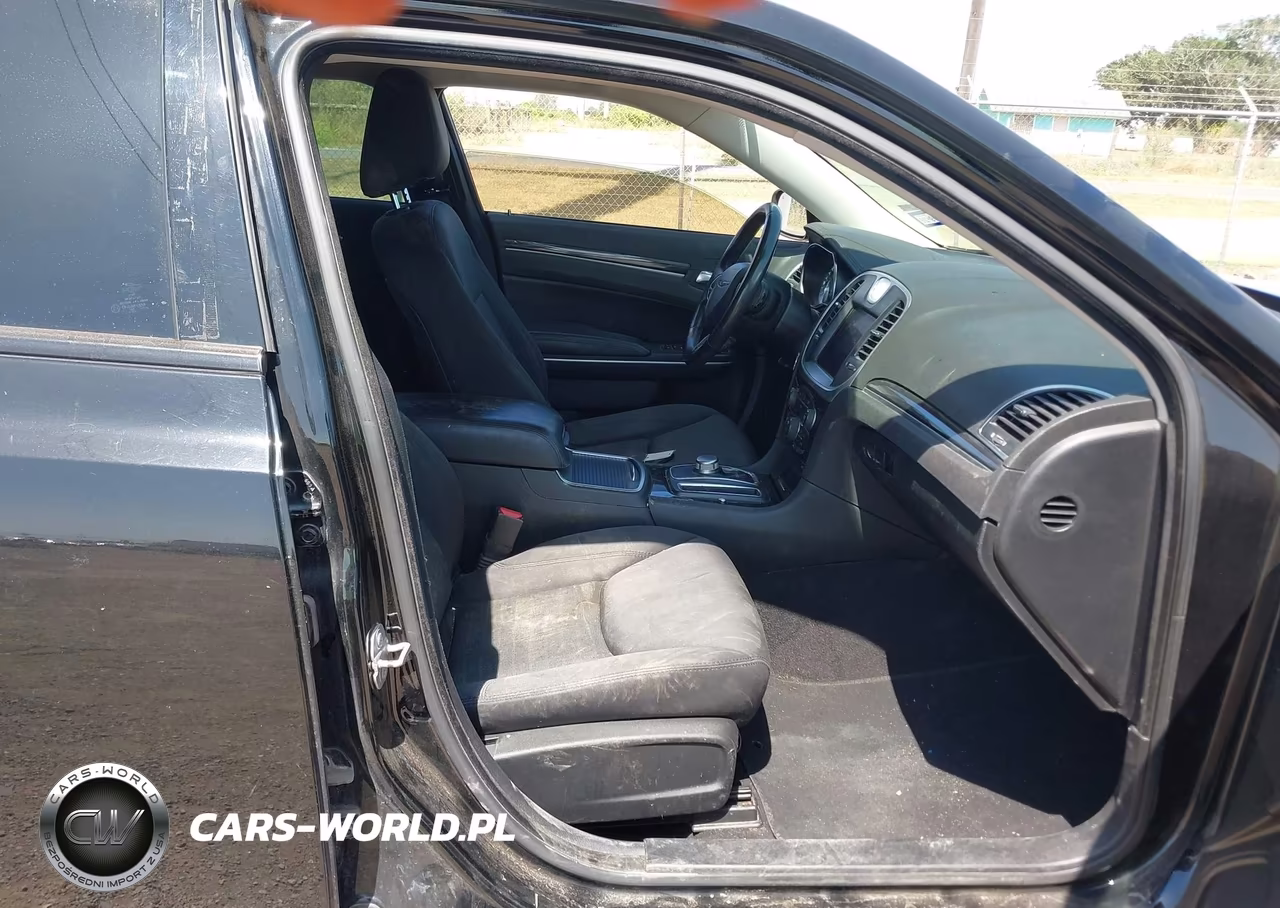 2019 Chrysler 300 Touring VIN:2C3CCAAG1KH671590 - 5