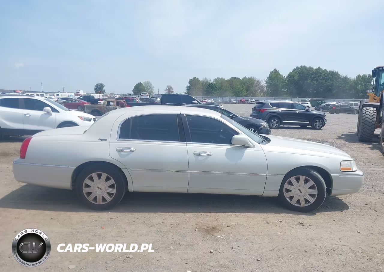 2005 Lincoln Town Car Signature Limited VIN:1LNHM82W75Y664839 - 14