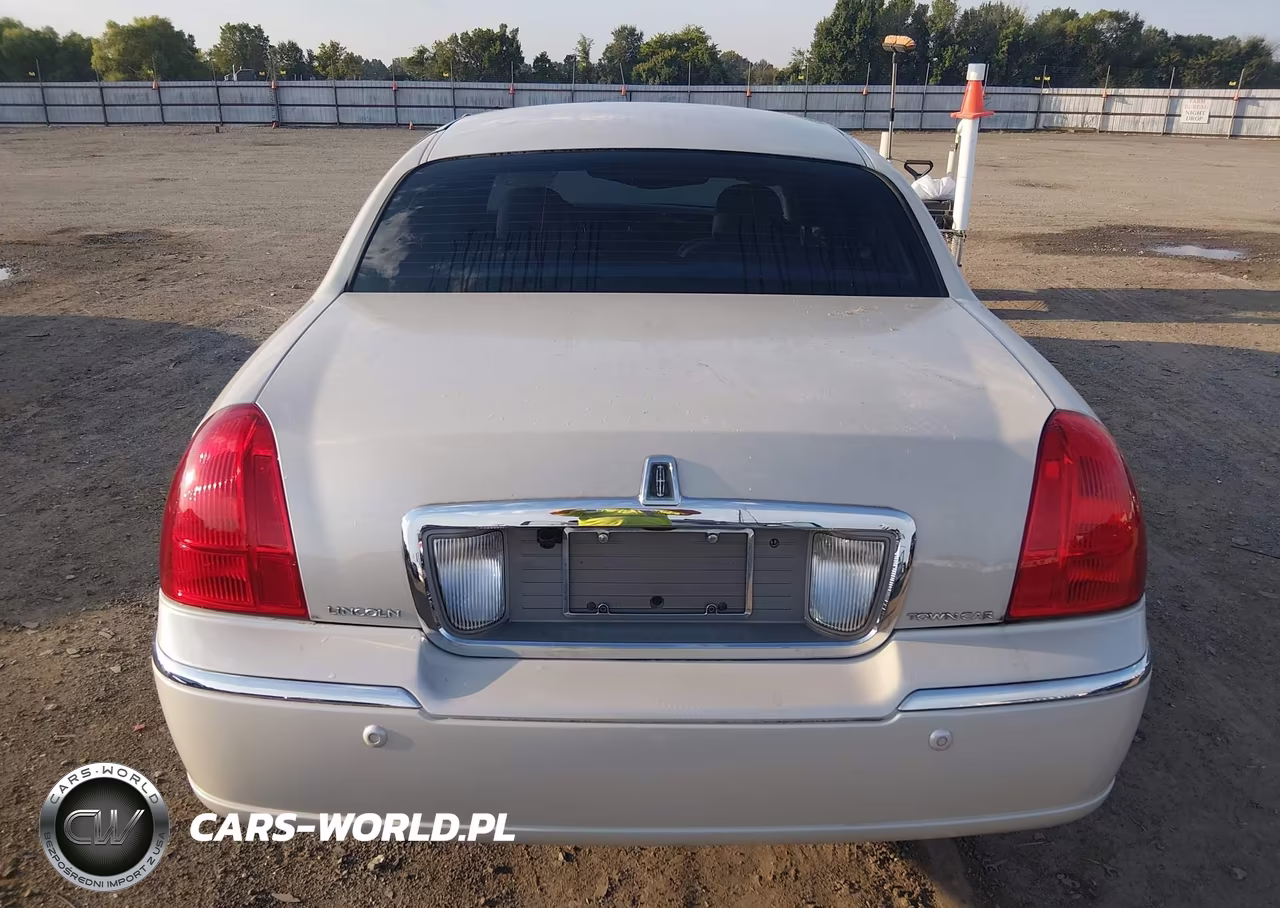 2005 Lincoln Town Car Signature Limited VIN:1LNHM82W75Y664839 - 17