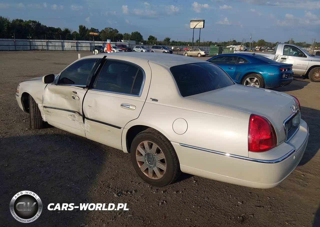 2005 Lincoln Town Car Signature Limited VIN:1LNHM82W75Y664839 - 3