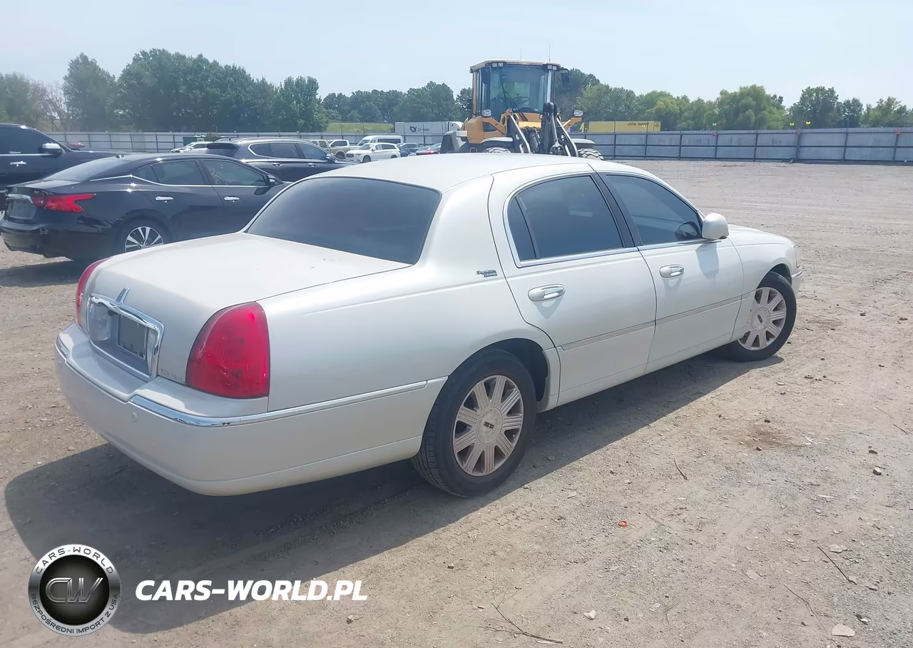 2005 Lincoln Town Car Signature Limited VIN:1LNHM82W75Y664839 - 4