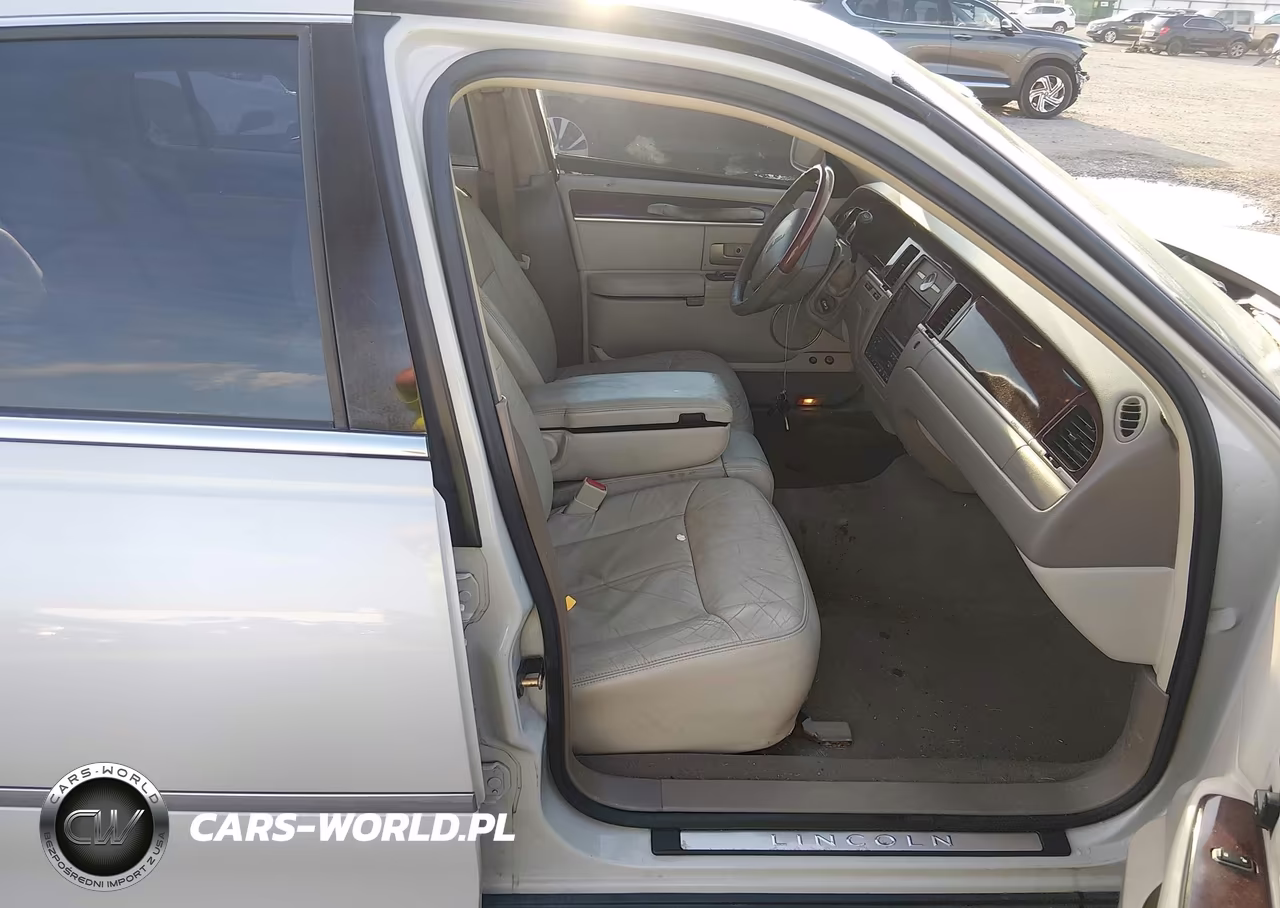 2005 Lincoln Town Car Signature Limited VIN:1LNHM82W75Y664839 - 5