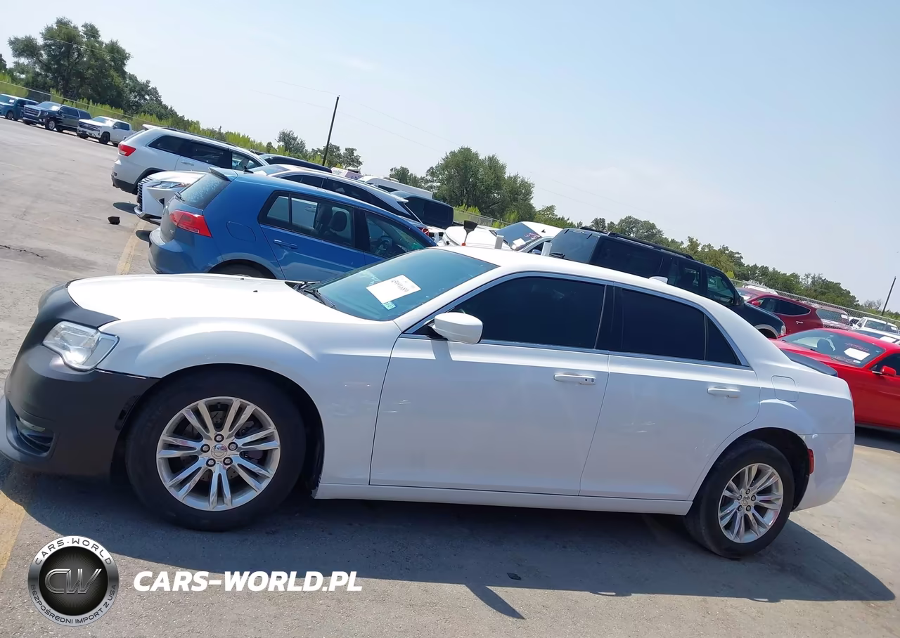2021 Chrysler 300 Touring VIN:2C3CCAAGXMH516233 - 14