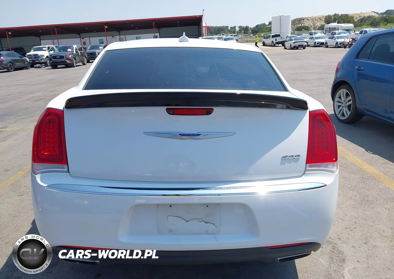 2021 Chrysler 300 Touring VIN:2C3CCAAGXMH516233 - 16