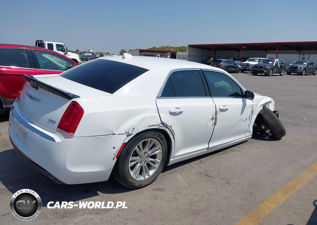2021 Chrysler 300 Touring VIN:2C3CCAAGXMH516233 - 4