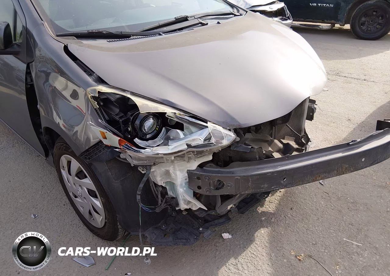 2015 Toyota Prius C Two VIN:JTDKDTB39F1113244 - 6