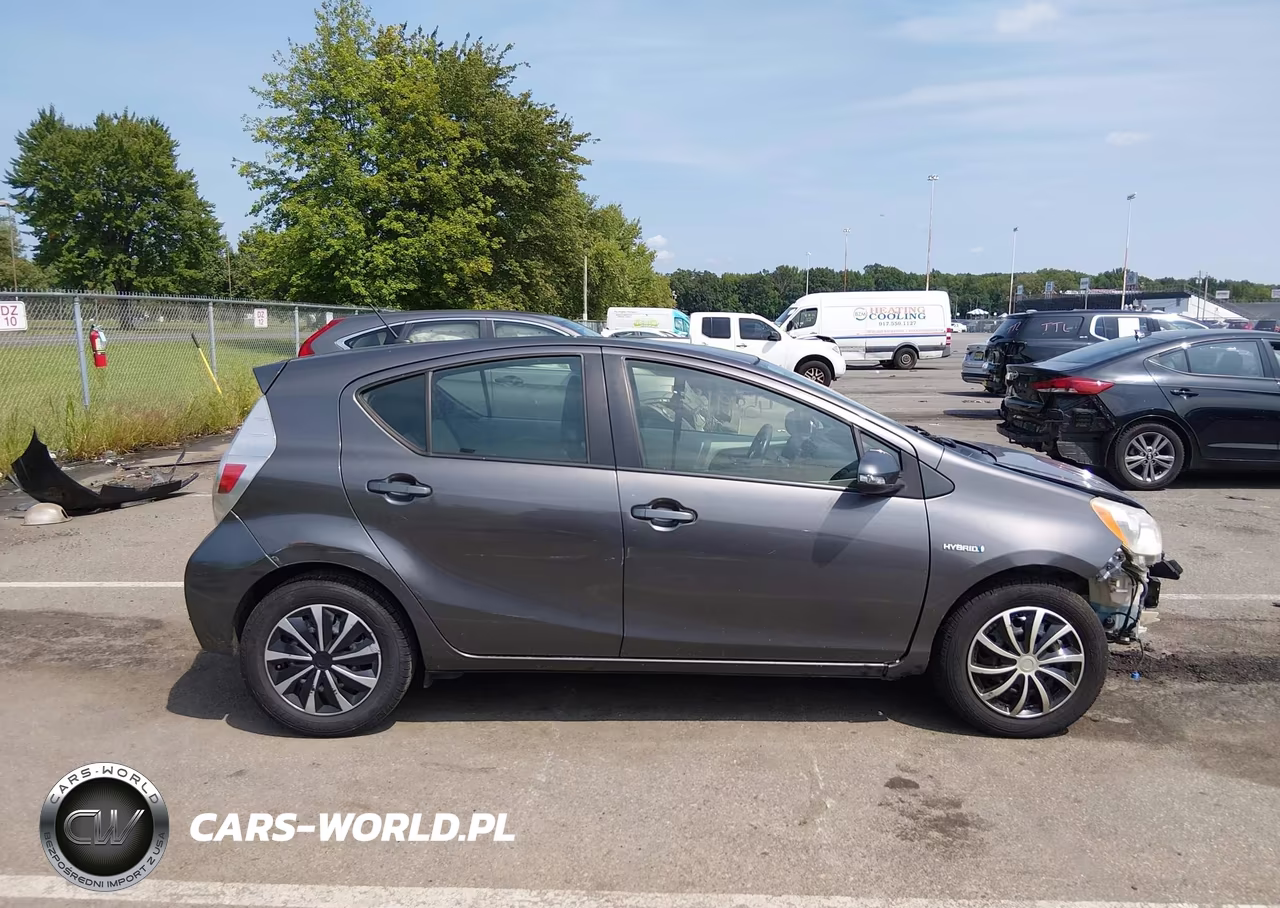 2013 Toyota Prius C One VIN:JTDKDTB32D1041168 - 13
