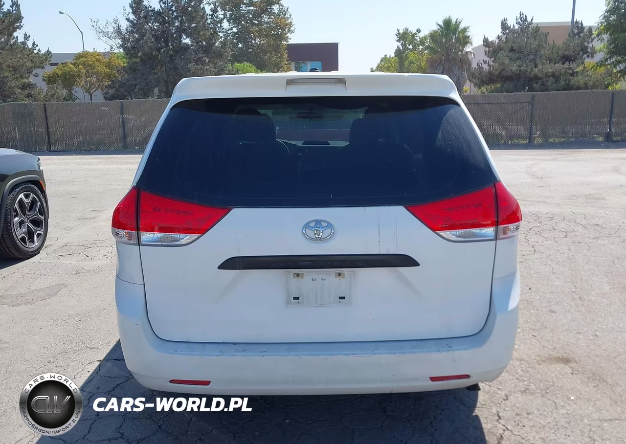 2011 Toyota Sienna VIN:5TDKA3DCXBS002883 - 17