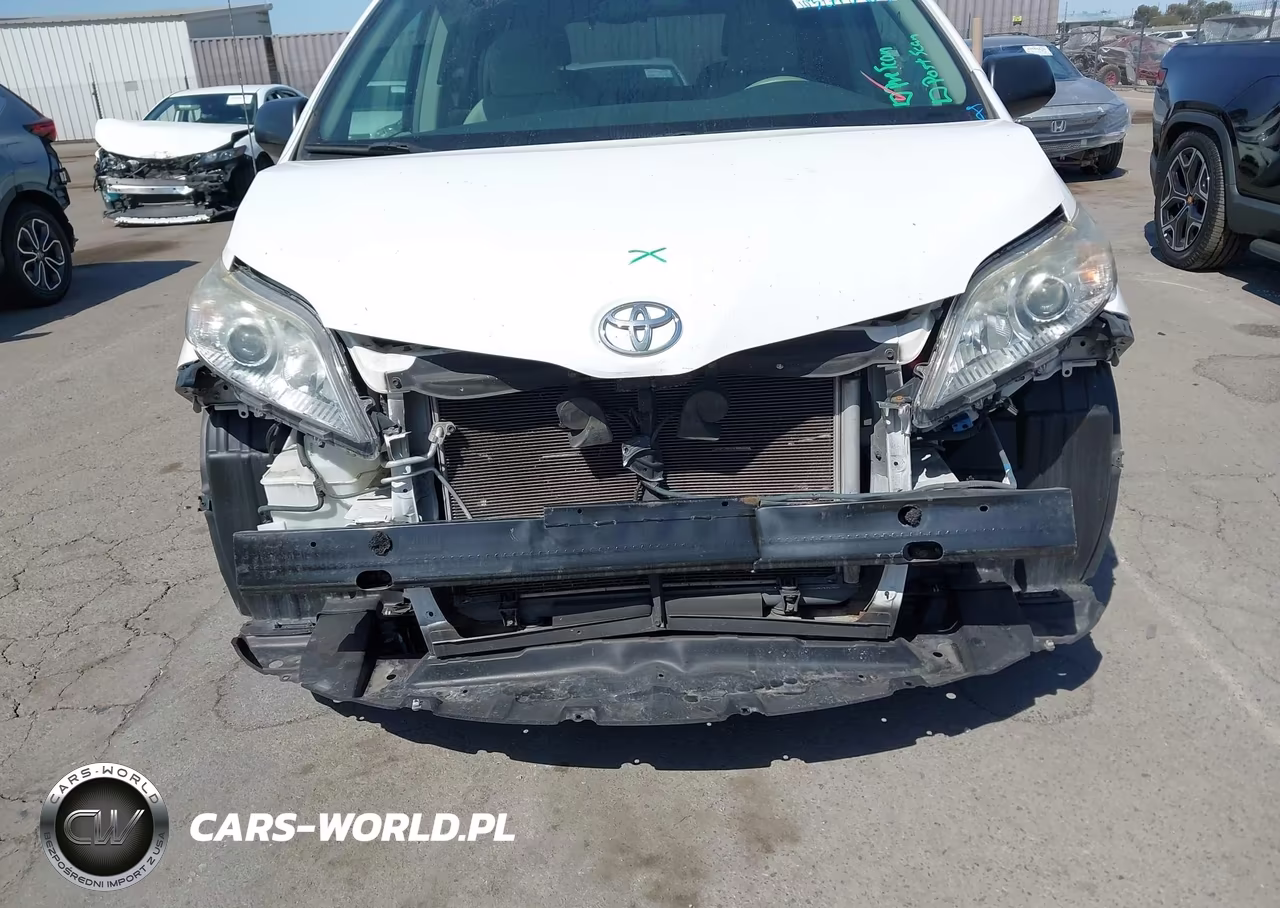 2011 Toyota Sienna VIN:5TDKA3DCXBS002883 - 18