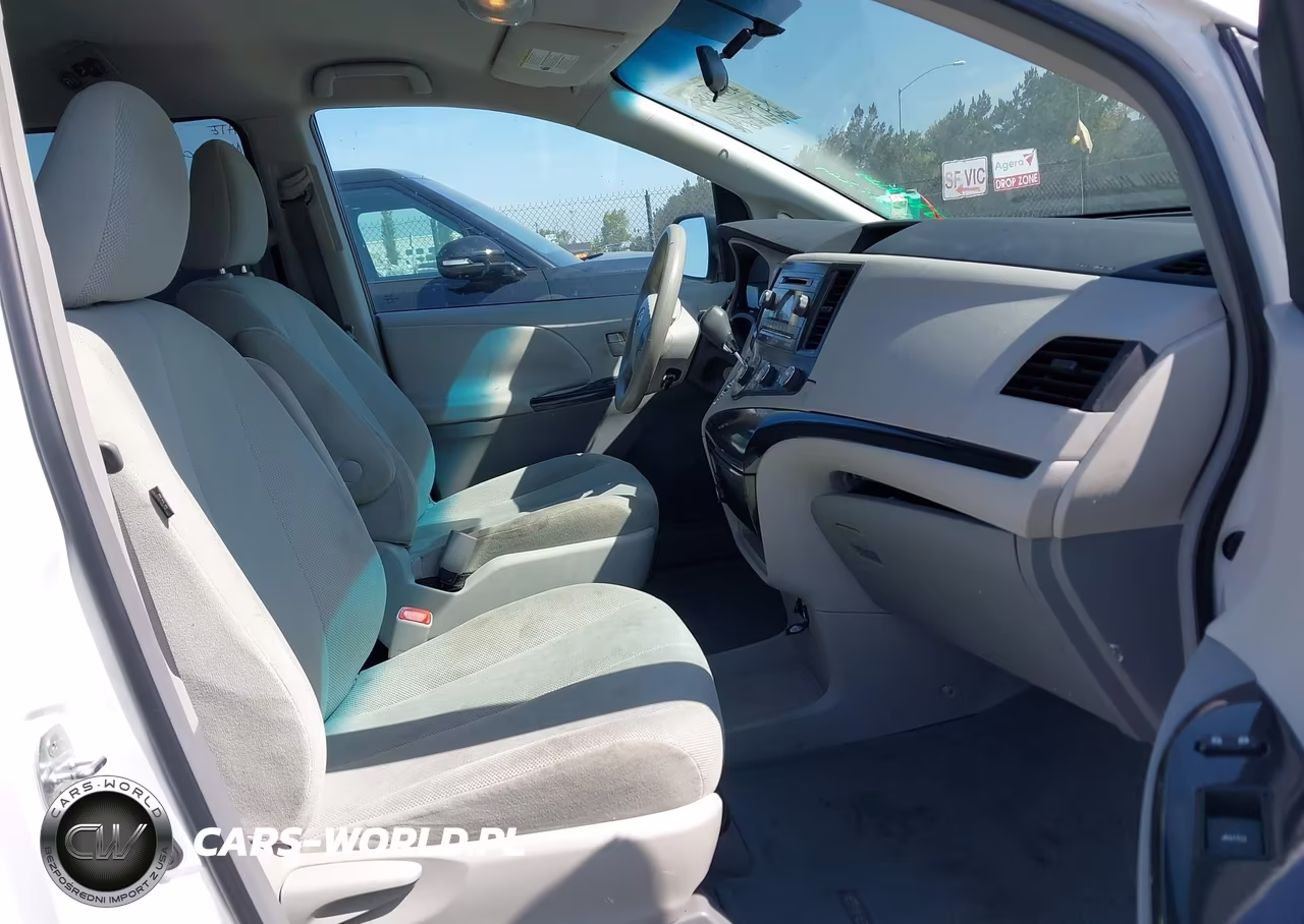 2011 Toyota Sienna VIN:5TDKA3DCXBS002883 - 5