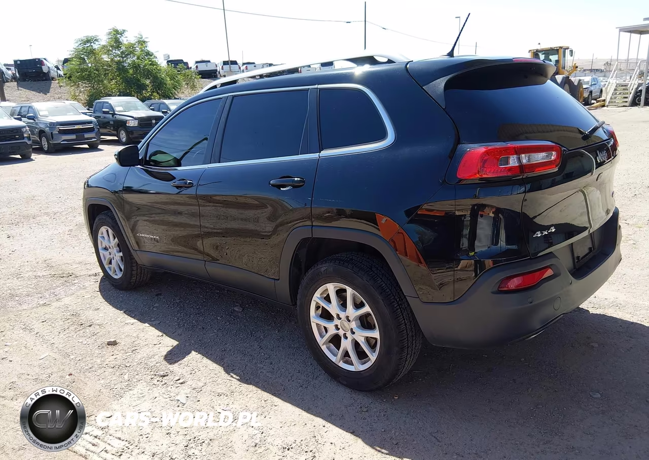 2018 Jeep Cherokee Latitude 4X4 VIN:1C4PJMCB7JD528516 - 3