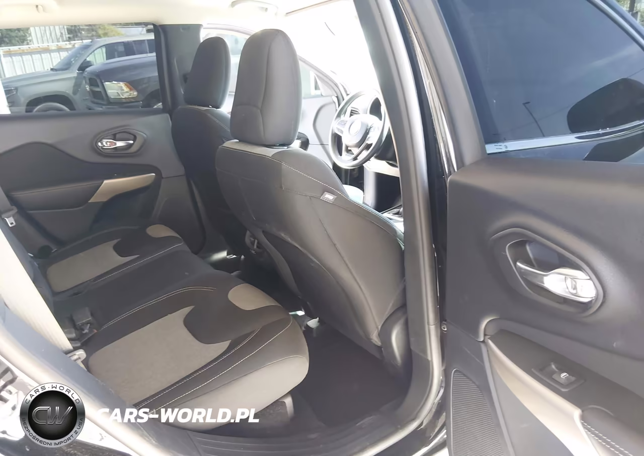 2018 Jeep Cherokee Latitude 4X4 VIN:1C4PJMCB7JD528516 - 8