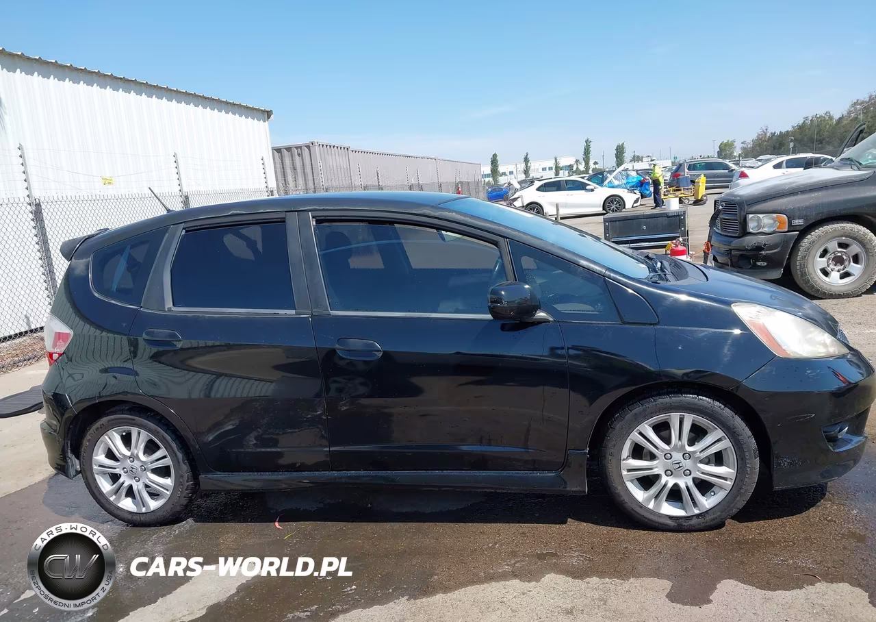 2011 Honda Fit Sport VIN:JHMGE8H50BS010452 - 13