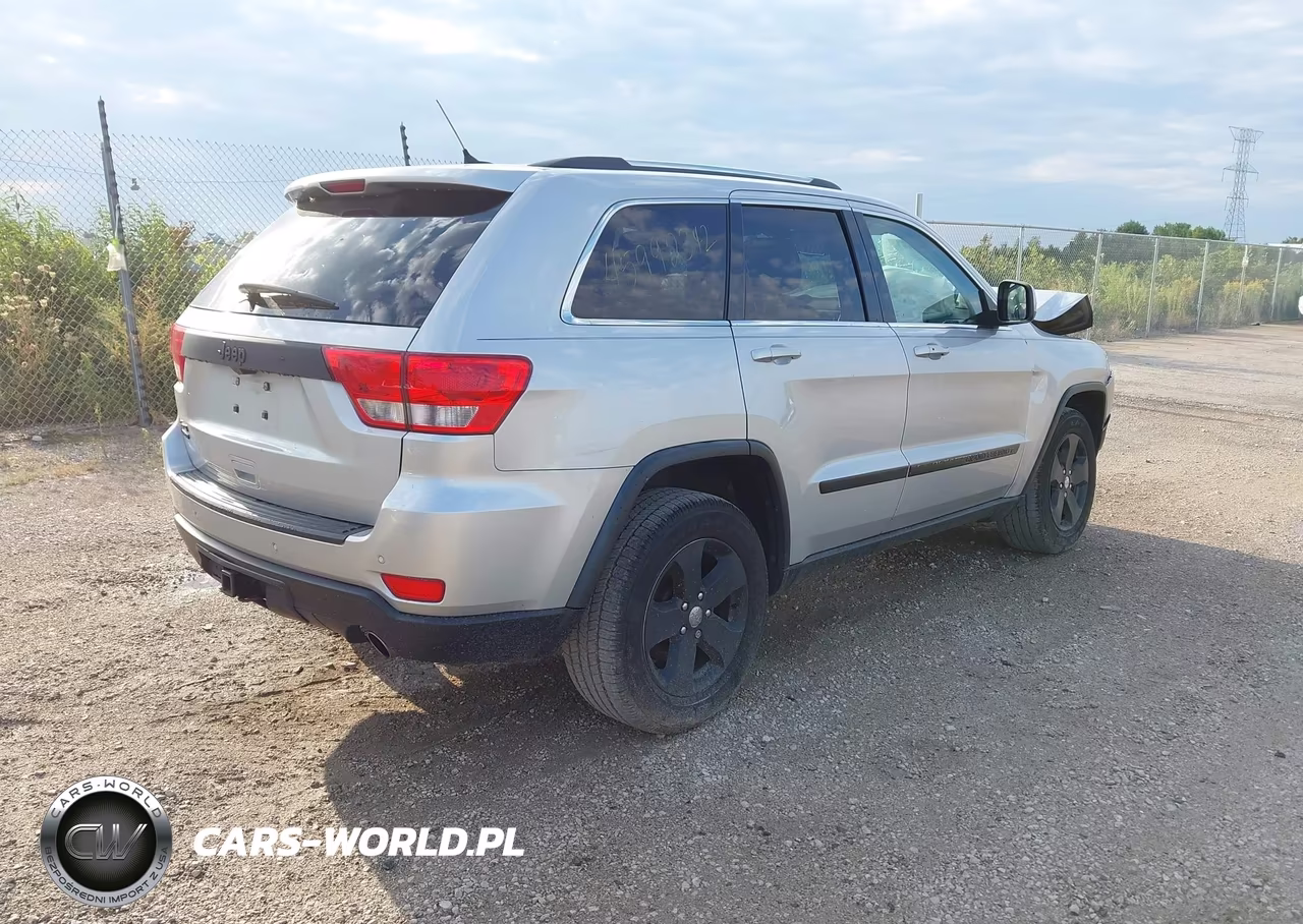 2011 Jeep Grand Cherokee Laredo VIN:1J4RR4GT8BC525792 - 4