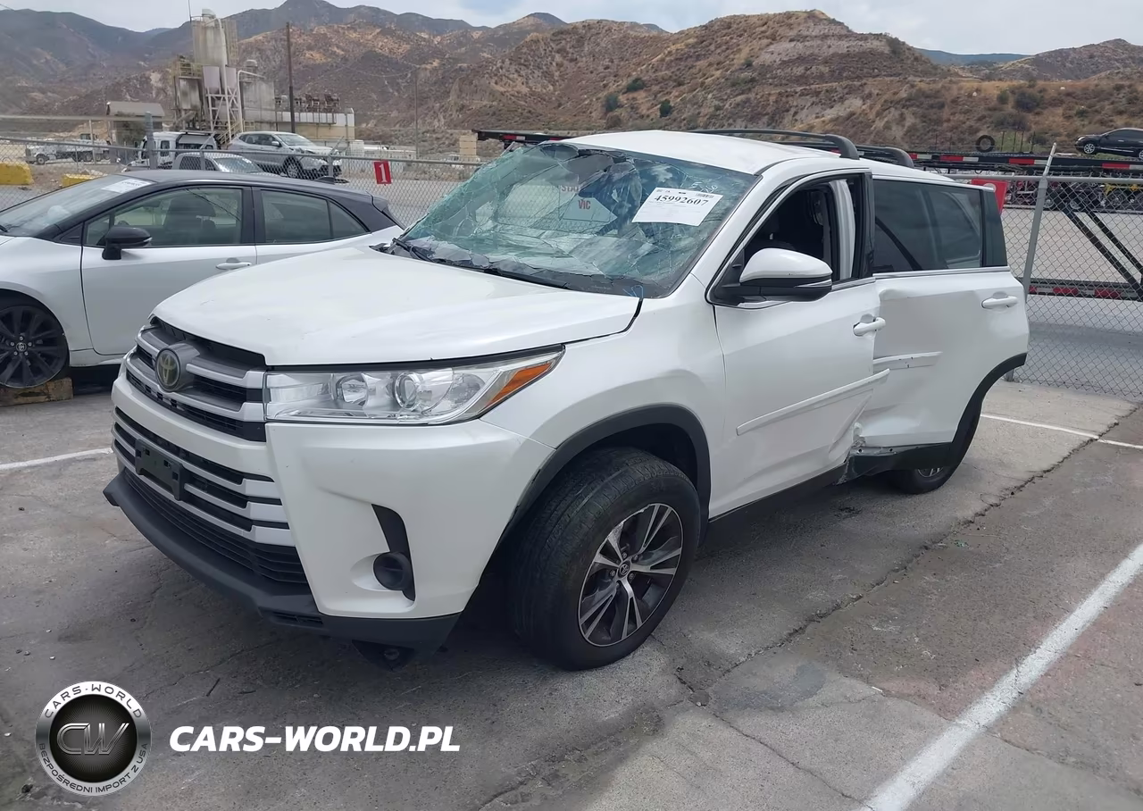 2019 Toyota Highlander Le VIN:5TDZZRFH9KS290527 - 2