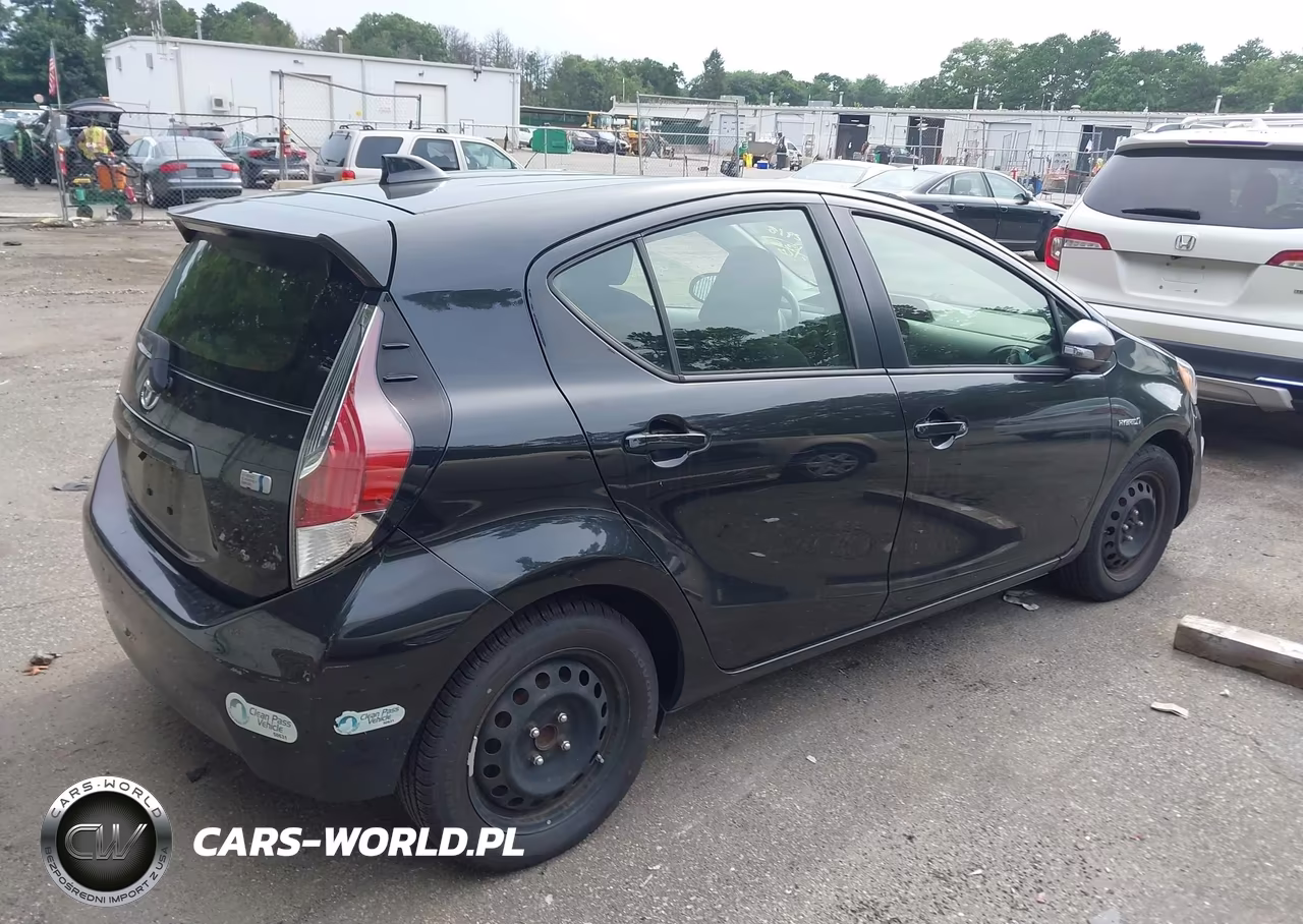 2015 Toyota Prius C Two VIN:JTDKDTB3XF1099581 - 13