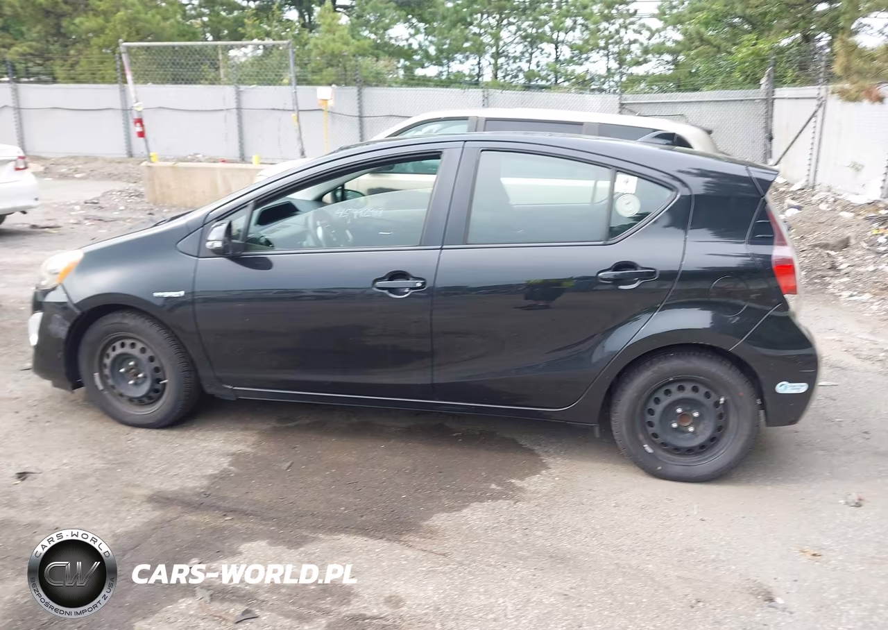 2015 Toyota Prius C Two VIN:JTDKDTB3XF1099581 - 14
