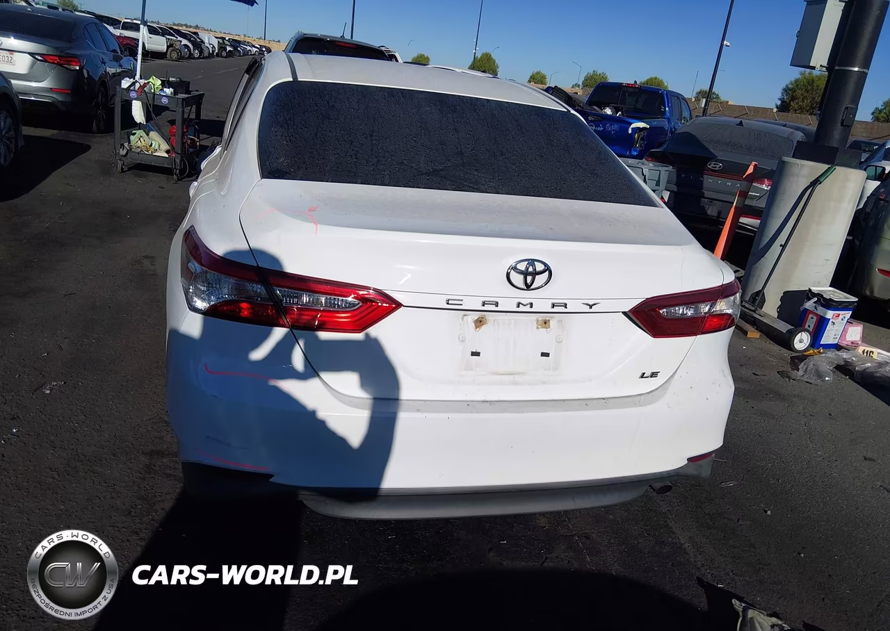 2018 Toyota Camry Le VIN:4T1B11HK5JU010207 - 17