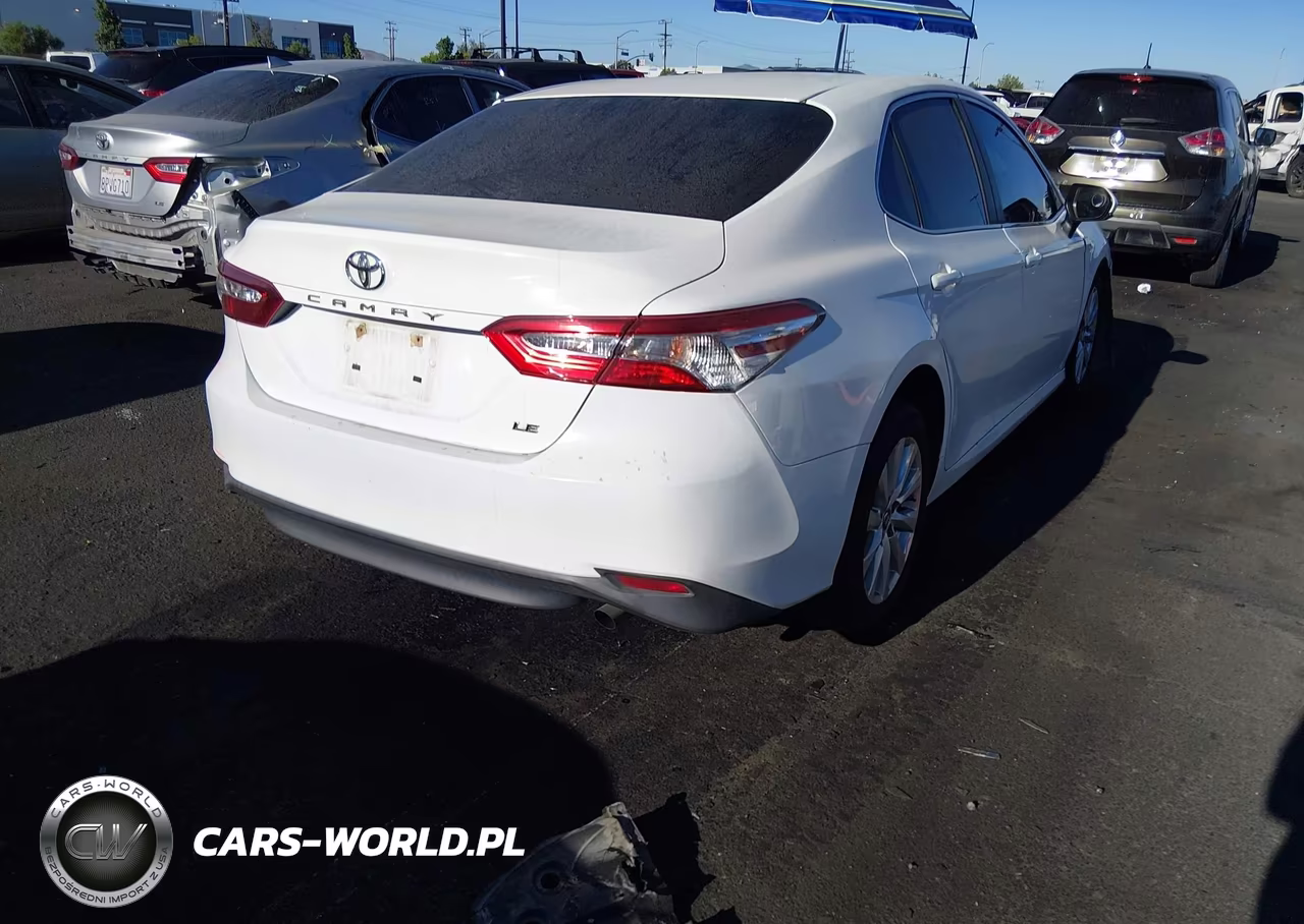 2018 Toyota Camry Le VIN:4T1B11HK5JU010207 - 4