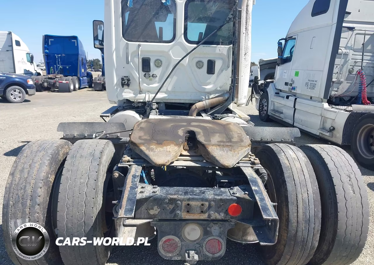 2014 Freightliner Cascadia 125 VIN:3AKBGDDV0ESFX4976 - 7