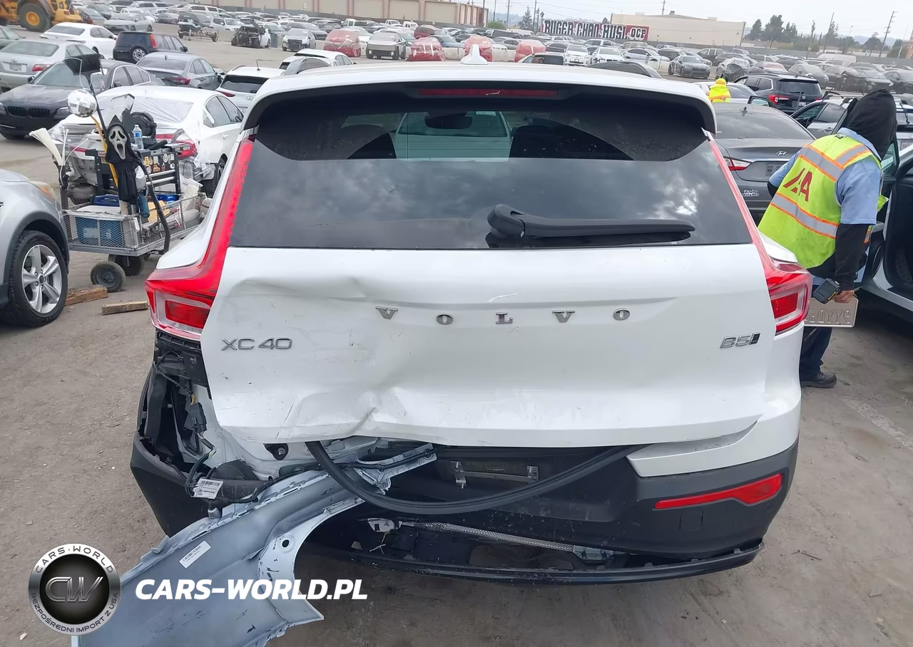 2025 Volvo Xc40 B5 Plus Dark Theme VIN:YV4L12UC7S2608080 - 16