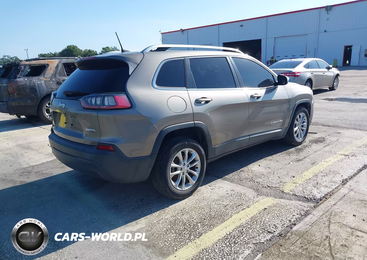2019 Jeep Cherokee Latitude VIN:1C4PJLCB7KD301032 - 4