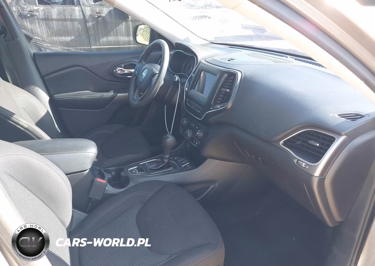2019 Jeep Cherokee Latitude VIN:1C4PJLCB7KD301032 - 5