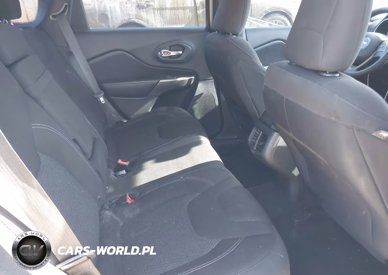 2019 Jeep Cherokee Latitude VIN:1C4PJLCB7KD301032 - 8
