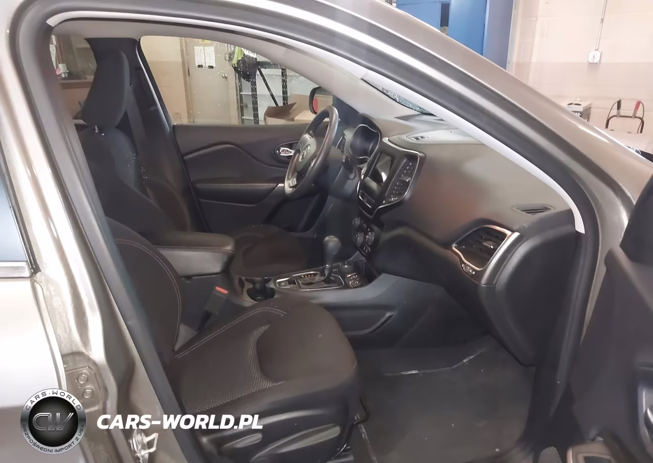 2019 Jeep Cherokee Latitude 4X4 VIN:1C4PJMCB4KD440296 - 5
