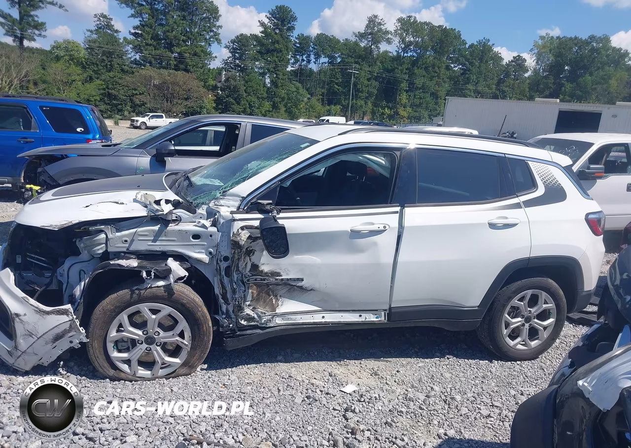 2025 Jeep Compass Latitude 4X4 VIN:3C4NJDBN3ST579817 - 14