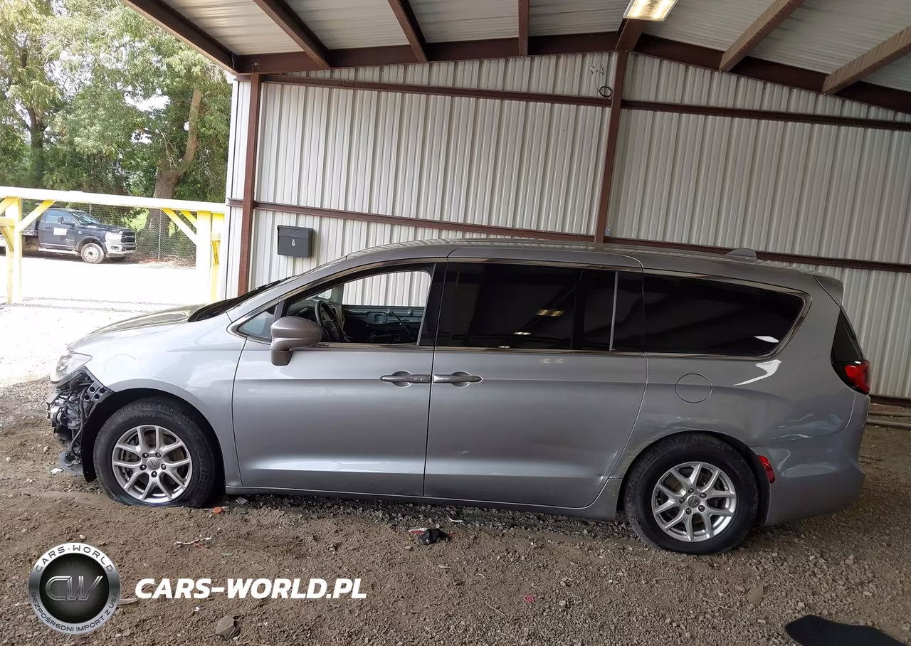 2020 Chrysler Pacifica Touring VIN:2C4RC1FG3LR171909 - 15