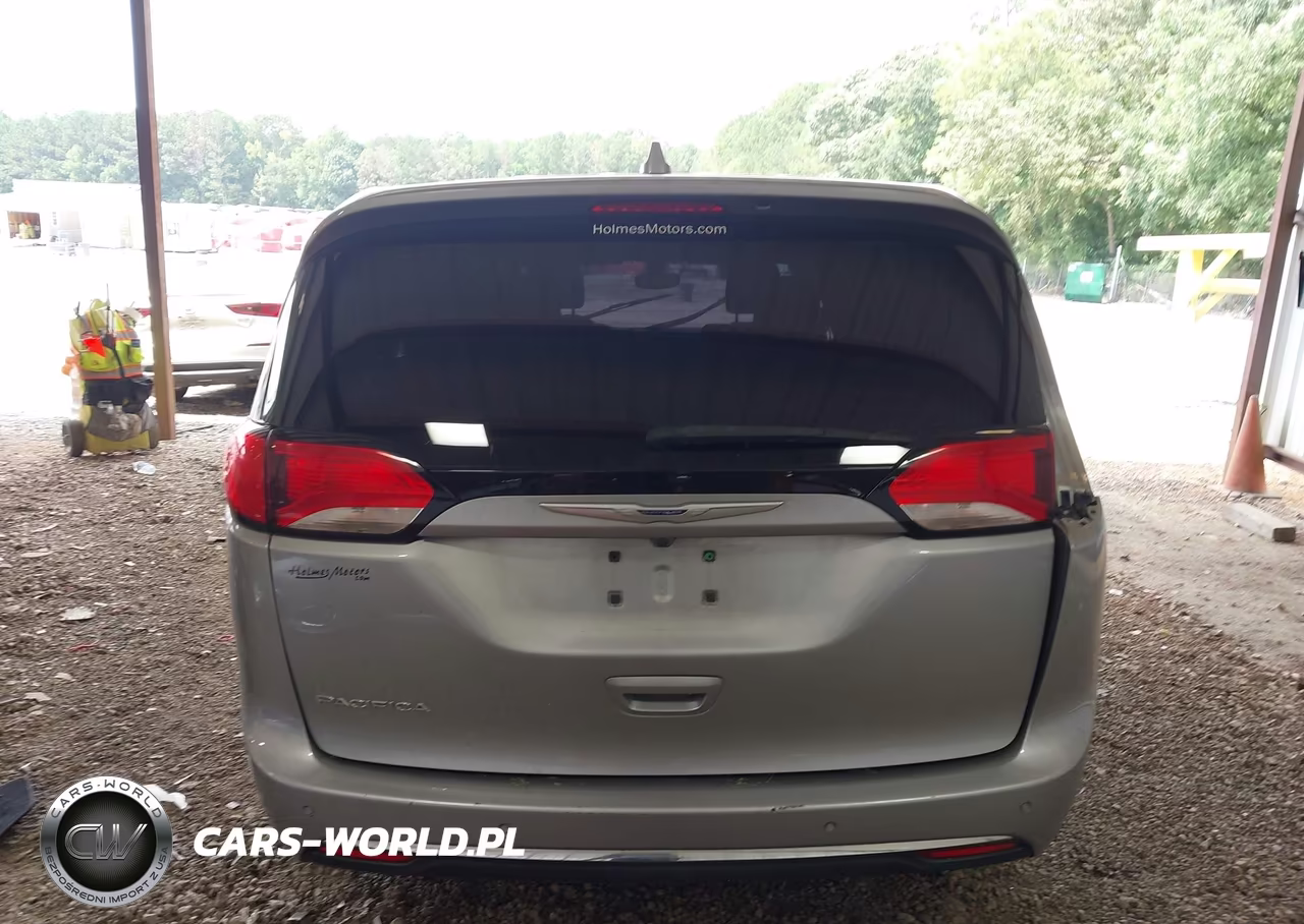 2020 Chrysler Pacifica Touring VIN:2C4RC1FG3LR171909 - 17