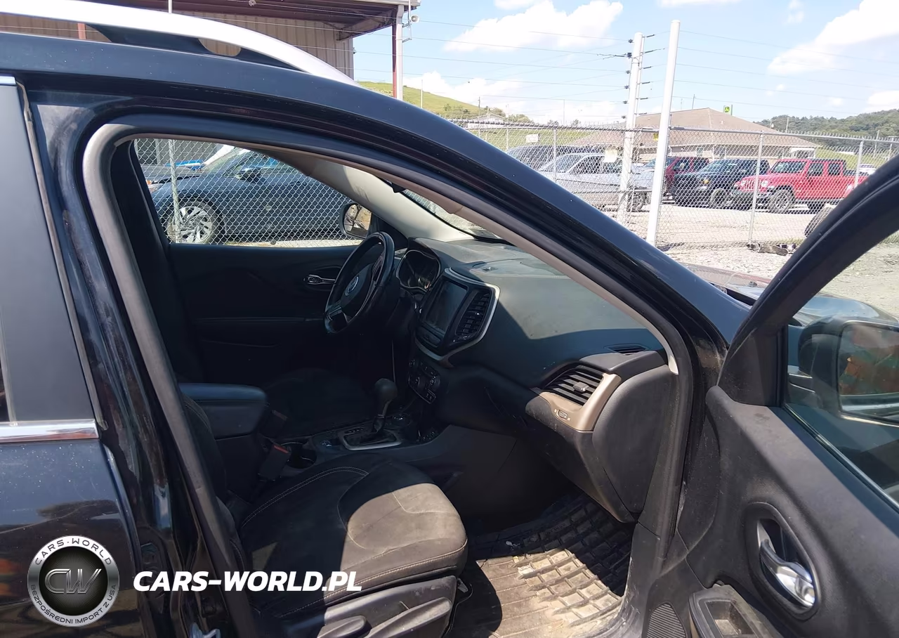 2017 Jeep Cherokee Latitude 4X4 VIN:1C4PJMCB3HW512733 - 5