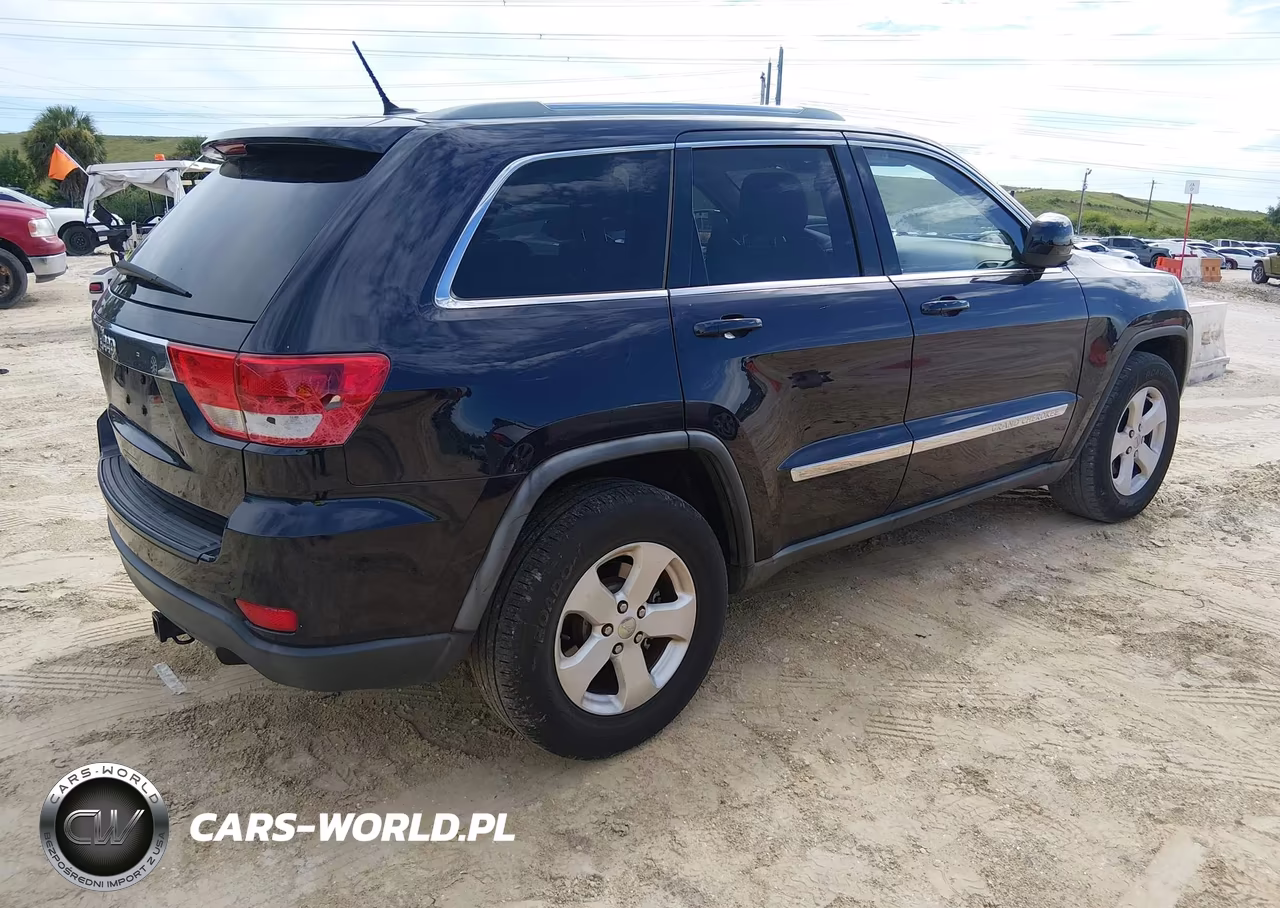 2011 Jeep Grand Cherokee Laredo VIN:1J4RR4GG3BC656180 - 4