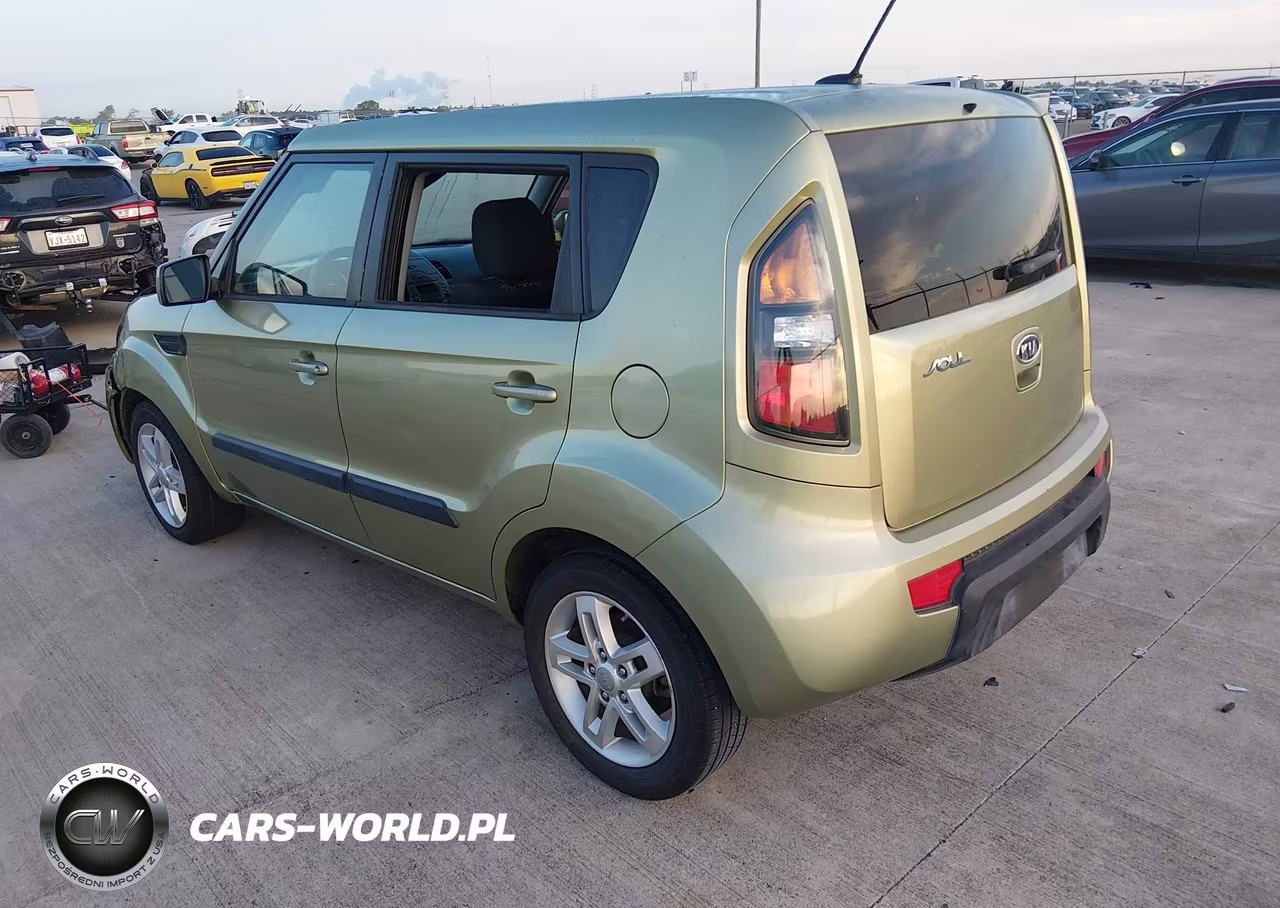 2011 Kia Soul + VIN:KNDJT2A23B7341832 - 3