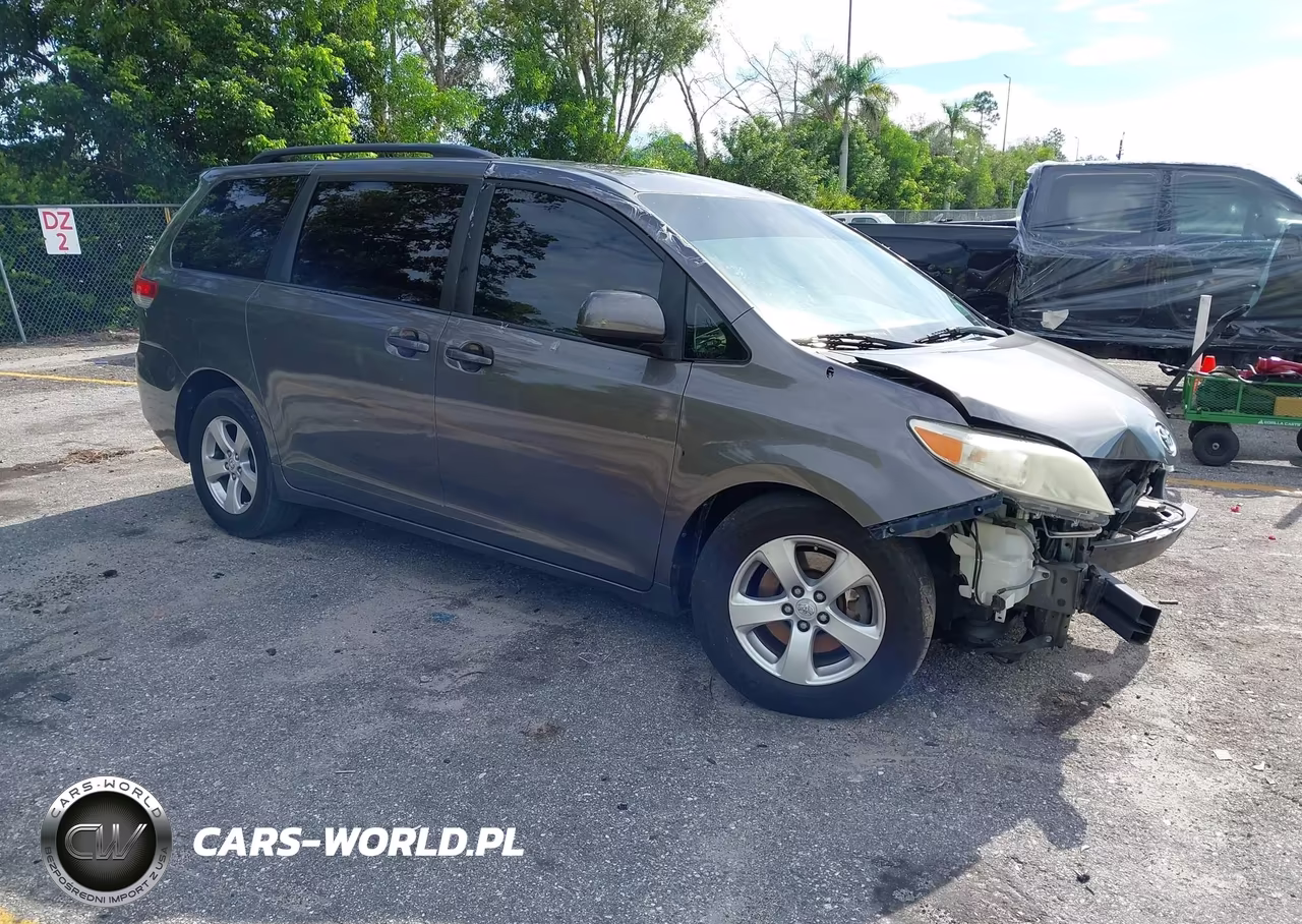 2013 Toyota Sienna Le V6 8 Passenger