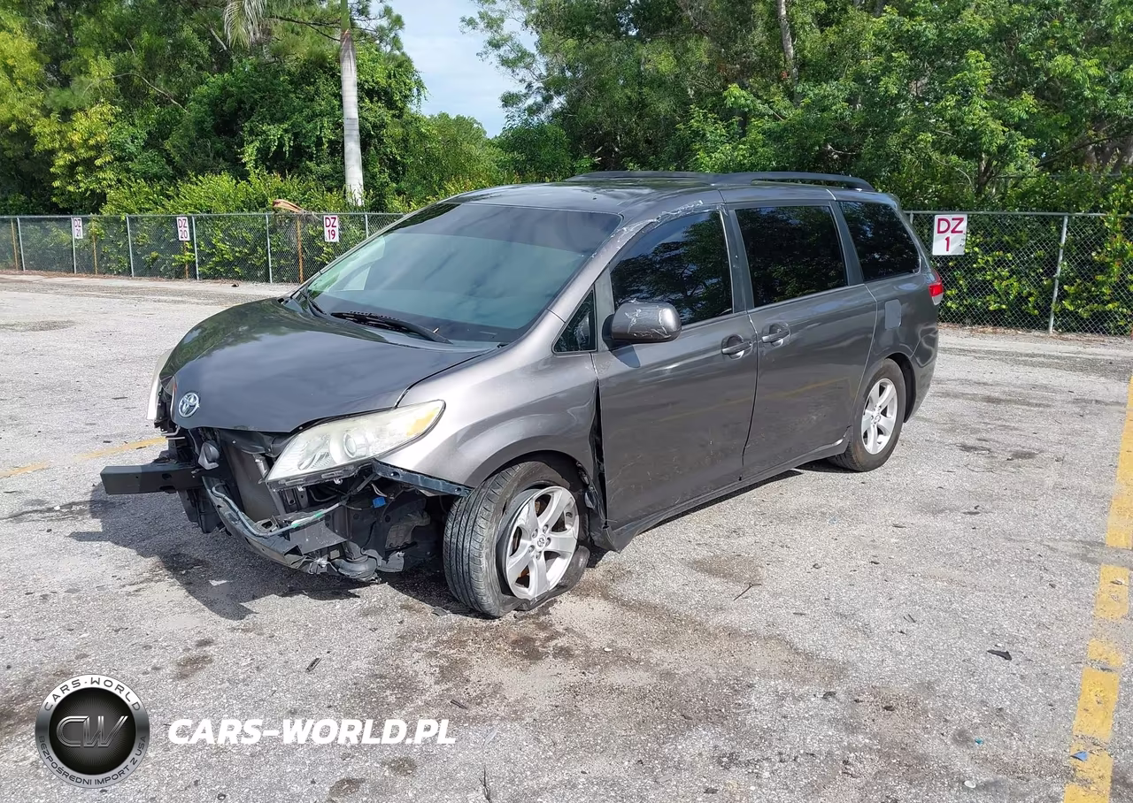 2013 Toyota Sienna Le V6 8 Passenger VIN:5TDKK3DC2DS368529 - 2