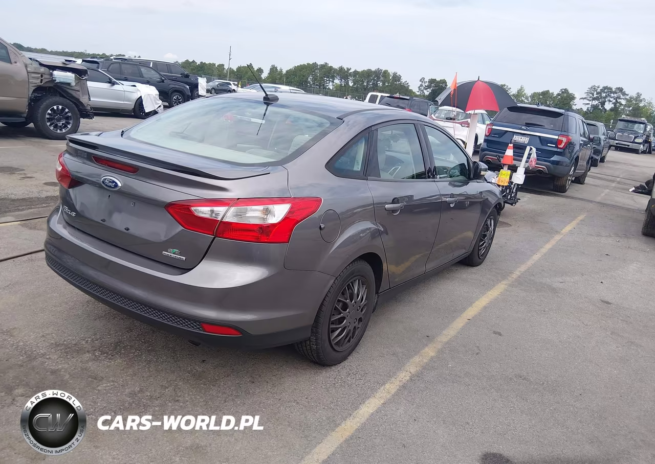 2014 Ford Focus Se VIN:1FADP3F22EL356596 - 4