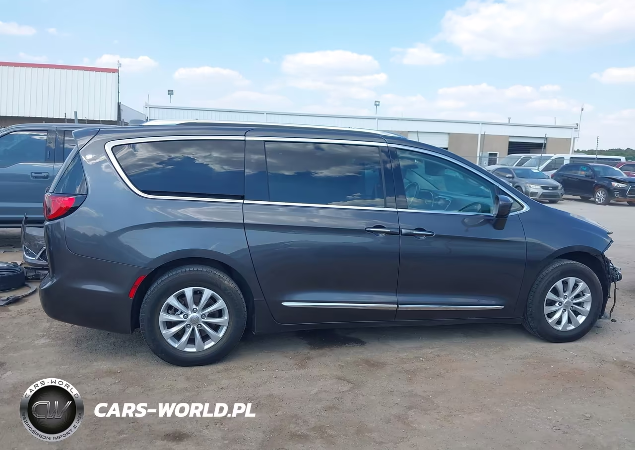 2018 Chrysler Pacifica Touring L VIN:2C4RC1BG2JR124437 - 14