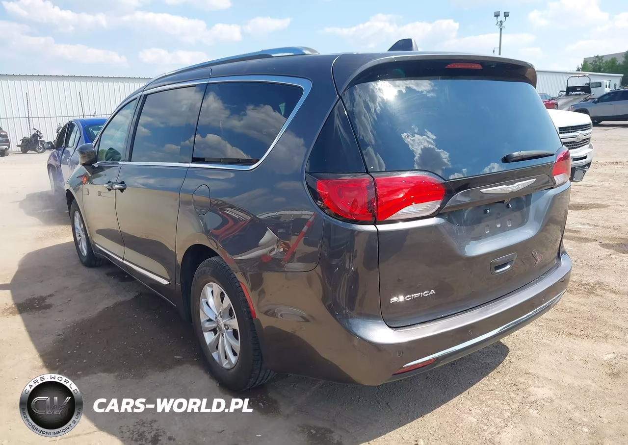 2018 Chrysler Pacifica Touring L VIN:2C4RC1BG2JR124437 - 3